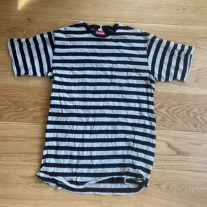 Supreme Tshirt  - Randig supreme tshirt i grå/vit och svart.  Köpt från supremes hemsida. Mycket fint skick och kvalité. Size M  Säljes för 300 men priset kan diskuteras!