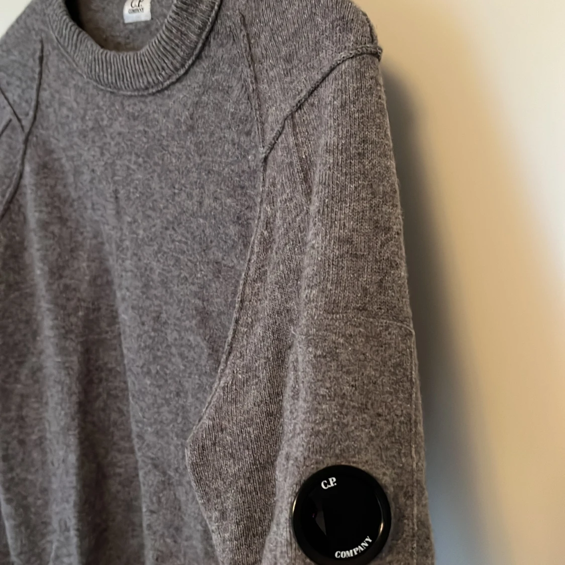 Grå stickad tröja från C.P company i strl 52 (motsvarar L) - 90
