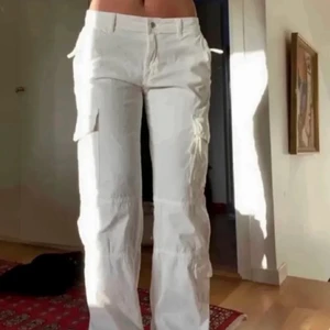 Vita cargo byxor  - Vita cargo byxor ifrån zara! Bilderna är inte mina men kan ta egna ifall intresset finns . Aldrig använda då ja köpte i fel storlek