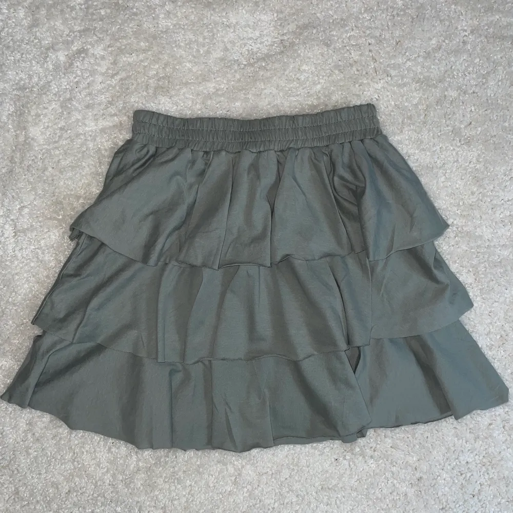 Grön-grå kjol i nyskick från ASOS. Aldrig använd💖. Kjolar.