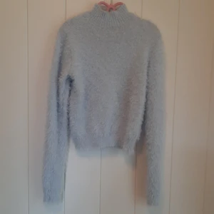 Ljusblå fuzzy top från H&M - Supersöt ljusblå fuzzy top från H&M i storlek xs (men den är stretchig så passar S bra också). Jättemysigt material. Sista bilden är hur den ser ut i dagsljus.