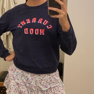 Tröja från Stradivarius  - Marinblå sweatshirt med texten ”Current mood” i rött från stradivarius. Storlek M