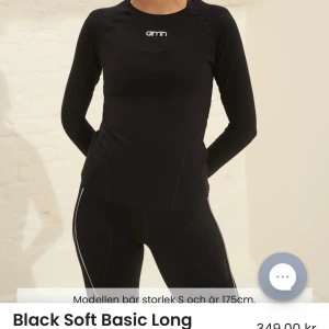 Träningstopp - Säljer denna superfina och sköna träningströjan från aimn. Råkade beställa 2! Helt oanvänd 