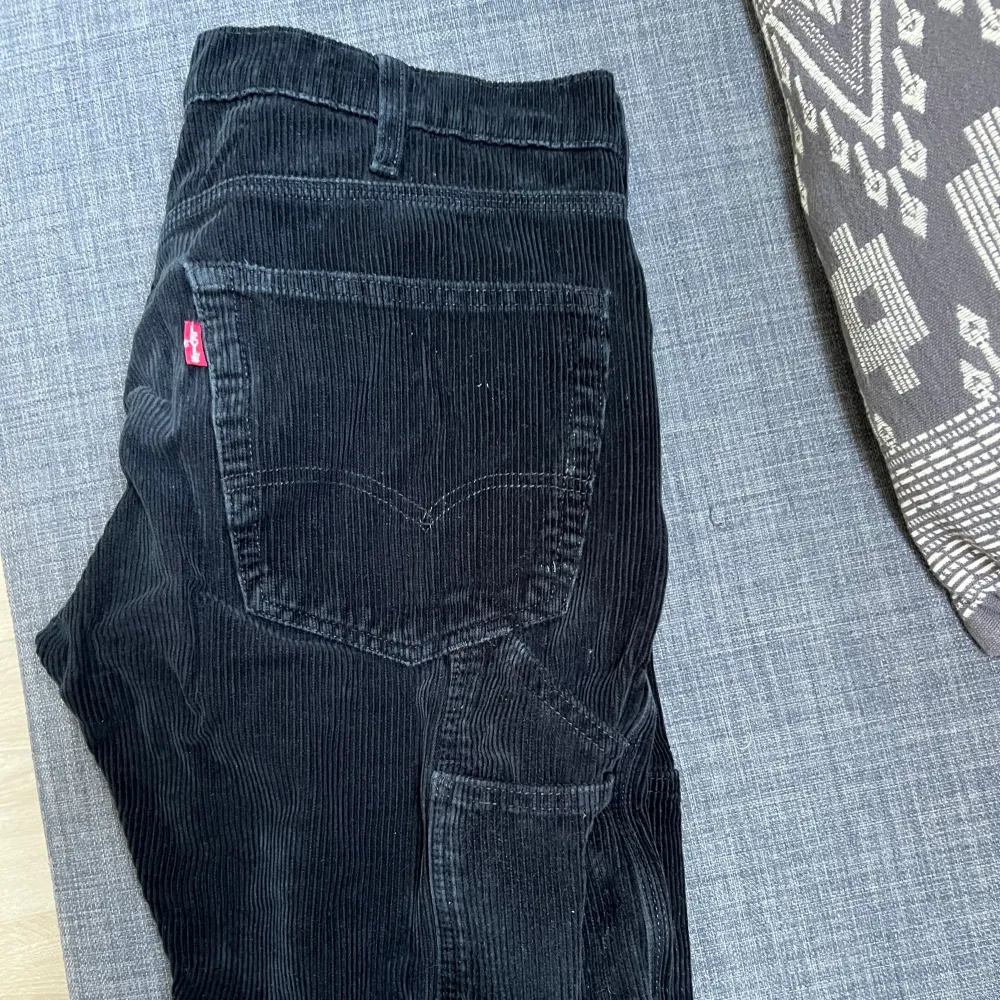 Levis jeans med manchester mönster, storlek w30 l32 (herrmodell) men skulle säga att de har krympt lite i tvätten! Innerbenslängd 73cm midjemådd 84cm, kom privat vid frågor! Spårbar frakt, priset kan diskuteras. Jeans & Byxor.