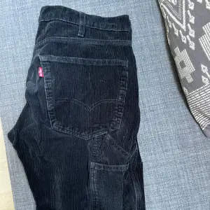 Levis jeans med manchester mönster, storlek w30 l32 (herrmodell) men skulle säga att de har krympt lite i tvätten! Innerbenslängd 73cm midjemådd 84cm, kom privat vid frågor! Spårbar frakt, priset kan diskuteras