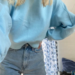 Blå crewneck  - En superfin croppad crewneck i från weekday. Köpt i storlek S och sitter bra i ärmarna på mig som brukar ha XS/S. Säljer på grund av att den inte kommer till användning längre. Lite  nopprig därav priset.