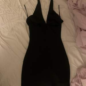 Helt oanvänd svart halterneck klänning från hm! Säljer då den är för liten för mig. Skriv privat för fler bilder.