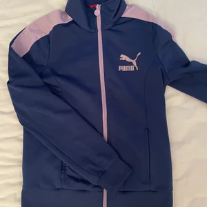 Pumatröja - Sporttröja från Puma i superfint skick, ser nästan helt ny ut. Storlek M men passar även XXS/XS/S men sitter då oversised. Bara att fråga om fler bilder!❤️