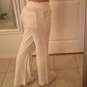 Roxy likande linnebyxor! - Hej! Säljer dessa Roxy liknande linnebyxorna helt utan skador och oanvända💕Köpte dom för 599 nypris och de är aldrig använda, köpte av en tjej på plick och hon hade tagit av lappen så hon kunde tyvärr inte skicka tillbaka!