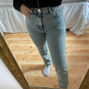 Dessa blåa jeans är från NAKD, säljer dessa då dem är lite för långa och smala i benen. Storleken är 34. Jag är 152 cm🤎