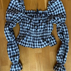 HM Divided - Singoalla-topp!  - Använd 2 ggr. Lite kortare i magen, passformen är bra! 
