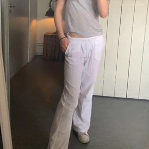 Trendiga linnebyxor - Super fina linnebyxor som jag tyvärr inte använt så mycket då jag har ett par andra, dem är i storlek XS och passar mig som är 163! 💞💞 (den som kommer med högsta pris i ”dm” får köpa byxorna) 