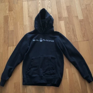 Sail racing hoodie svart - Svart Sail racing hoodie i riktigt bra skick. NYPRIS: 1200. Meddela mig vid frågor eller funderingar!