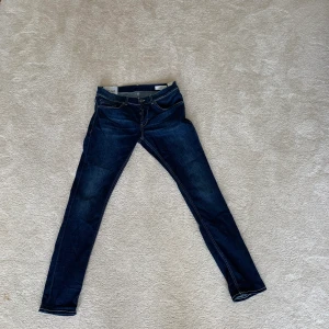 Dondup jeans och J.lindeberg - Domdup jeansen (strl 33) är använda typ 3 gånger och J.Lindeberg (strl 30) någon enstaka gång! För små för mig. Nypris på dondup 2500 och för j. Lindeberg 1400.  Paketpris på 750  Du får dondup jeansen för 500  J.Lindeberg för 400