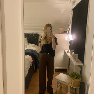 Bruna jeans , hm storlek 32 - Knappast använt så fina men tyvärr för små för mig och så fina nu till hösten !!