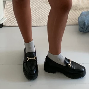 Chunky loafers  - Mina älskade loafers som tyvärr är för små för mig😭 de är så snygga och speciellt nu till hösten! Köptes från &other stories förra hösten för 1399kr, har använt typ 3 gånger så de är som nya. Strl 37. Skulle säga att de är normala i storleken.  