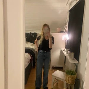 Blå vida jeans från Gina  - Älskar dessa ett av mina favorit jeans men tyvärr för små men rekommenderar dem stort och så bra kvalitet på dem!!