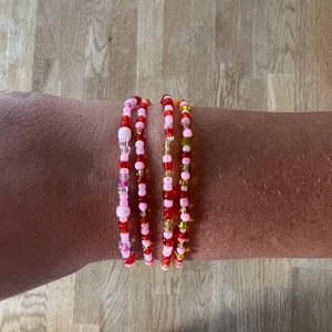 Pärlarmband - Pärlarmband med valfri storlek, färg & mönster 💐 2 armband för 32kr, 3 armband för 42kr, 4 armband för 52kr, 5 armband för 62kr. Blomarmband kostar 40kr Frakten kostar 13kr 🌸