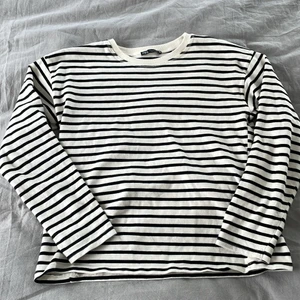 Långärmad tröja - En fin randig långärmad tröja från zara. Storlek S och i fint skick