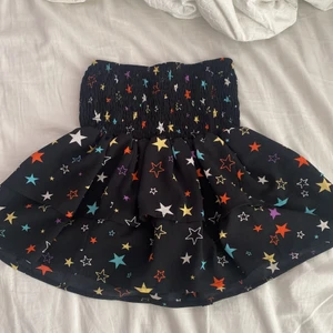 Volangkjol - Skitnsygg volangkjol med stjärnor från loavies i s❤️ frakt tillkommer