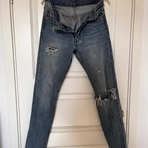 Håliga skinny Levis jeans  Strl XS, jag brukar vanligtvis ha 38 i jeans och dessa passar knappt mig 