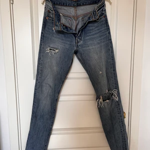 Levis 501’s  - Håliga skinny Levis jeans  Strl XS, jag brukar vanligtvis ha 38 i jeans och dessa passar knappt mig 