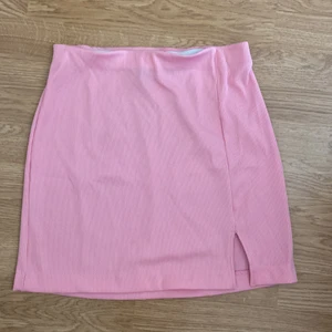 Rosa kjol - En gullig rosa kjol från H&M i storlek S men passar även lite större. Väldigt skönt material och knappast använd. Köparen står för frakt.