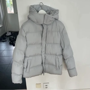 Vinterjacka från asos - Säljer min vinterjacka köpt på plick då den inte riktigt passade mig. Jackan var väldigt populär när jag köpte den så om många är intresserade blir det budgivning. Jackan är lite smutsig. För mer information kontakta mig privat.💖 Klicka INTE på köp nu!!