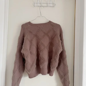 Stickad tröja  - Säljer denna fina stickade tröjan från nakd då jag köpte den för ca 1 år sen och den har aldrig kommit till användning, den är väldigt varm och mjuk så perfket nu till hösten/ vintern💕