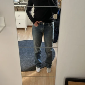 Zara mid rise jeans - Säljer nu dessa populära zara jeansen. Storlek 34. Använda men gott skick. Jag är 164cm.
