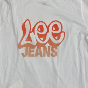 Skit cool T-shirt från Lee. Säljer då den inte är min stil. Mycket bra skick då den inte blivit använd mycket. Köparen står för frakt. Kontakta mig innan du trycker på köp direkt.