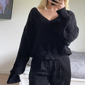 Stickad tröja  - Svart stickad tröja från ginatricot, lappen är borta men tror den är storlek M, köparen står för frakten på 79kr 