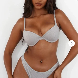 Lounge underkläds set OANVÄNT - helt oanvändt Lounge underkläds sett då jag fick hem fel storlek men ej hann skicka tillbaka. Lappar kvar, bh-n endast testad. Bh-n är storlek 65C. Troserna är strl xs, ej testade på men känns stretchiga så kan passa S. 