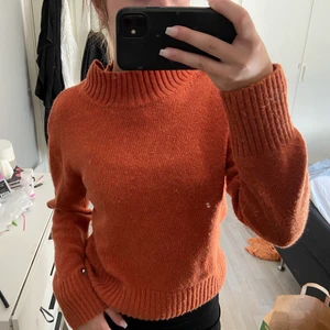 Stickad tröja - Orange stickad tröja från Dobber/mq