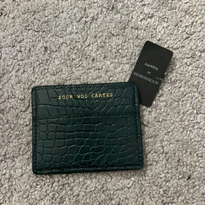 Liten plånbok - mörkgrön plånbok med 4 kortfack. Prislappen kvar. 30kr + 13kr frakt