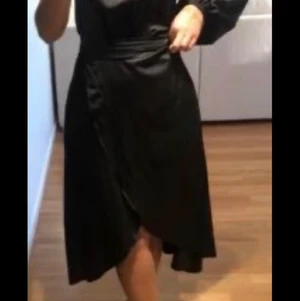 Satin klänning - Säljer en Satin klänning som är enarmad från NA-KD. Klänningen är endast provad Klänningen är i storlek 36.  DM för mer bilder.