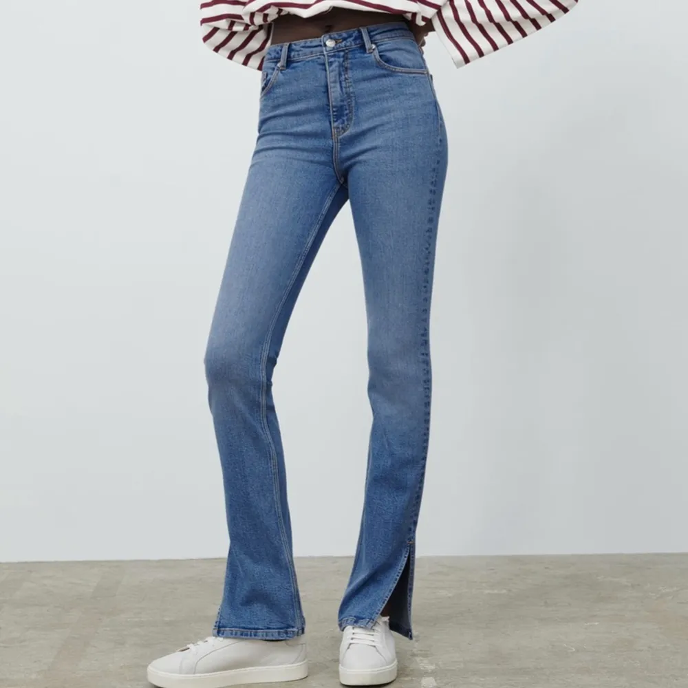 Säljer dessa jeans med slits från zara i storlek 34. Finns ej att köpa på hemsidan längre. 150kr. Full lenght. Säljer även dessa i mörkblå . Jeans & Byxor.