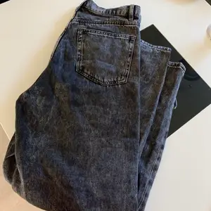 Säljer dessa sprillans nya gråa jeansen då de ej kommit till användning. 