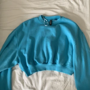 Kort sweatshirt  - Kort sweatshirt från hm  Köparen står för frakten 