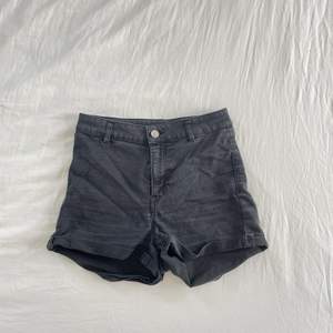Svarta shorts från H&M! Använda men fortfarande bra skick. Köparen står för frakt!