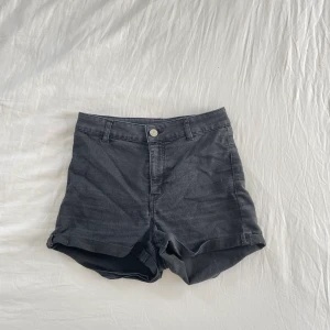 Shorts från H&M - Svarta shorts från H&M! Använda men fortfarande bra skick. Köparen står för frakt!