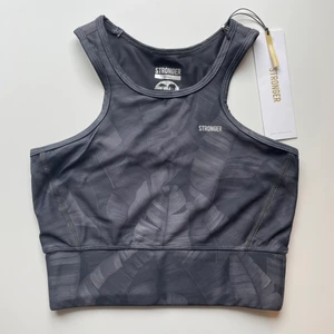Stronger Crop Top strl S (oanvänd)  - Tränings-BH/topp från Stronger. Ej använd, endast testad. Tyvärr för liten för mig. Prislapp sitter kvar. Nypris 399kr