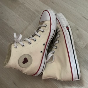 Converse - Fina Converse, storlek 38. Använts några gånger och är smutsiga på vissa ställen, men annars i bra skick 