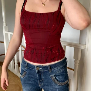 Linne - Rött linne med inbyggd bh!