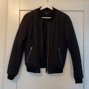 Kort bomberjacka från Lindex - Använd men bra skick, hel och ren. 