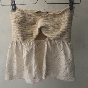 STICKAD OCH KOMBINERAD TOPPBEIGE - Säljer den här toppen köpt från zara. Använt några få gonget så den är i nyskick