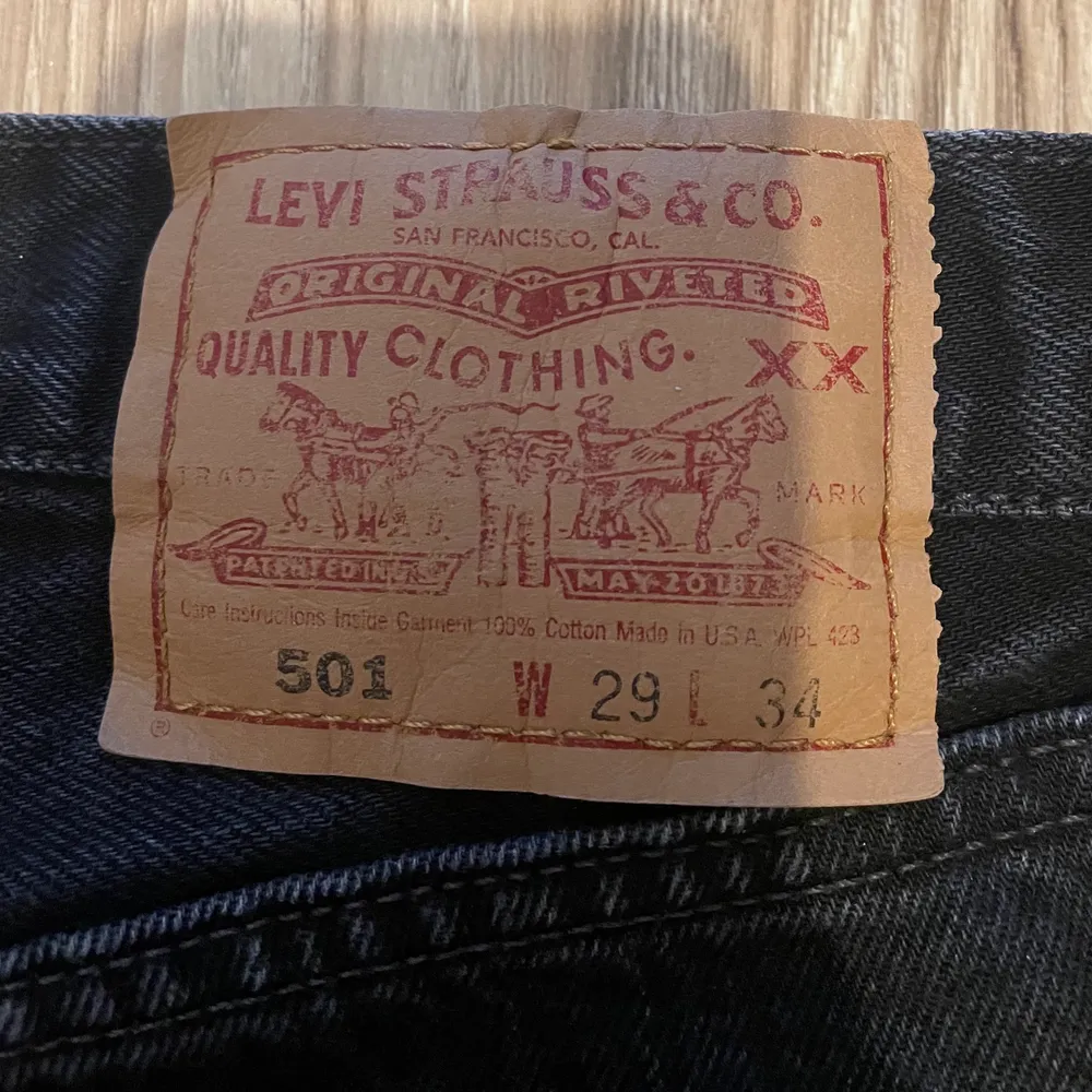 Superfina Levis jeans i modellen 501, väldigt bra skick. Köparen står för frakten 💗. Jeans & Byxor.