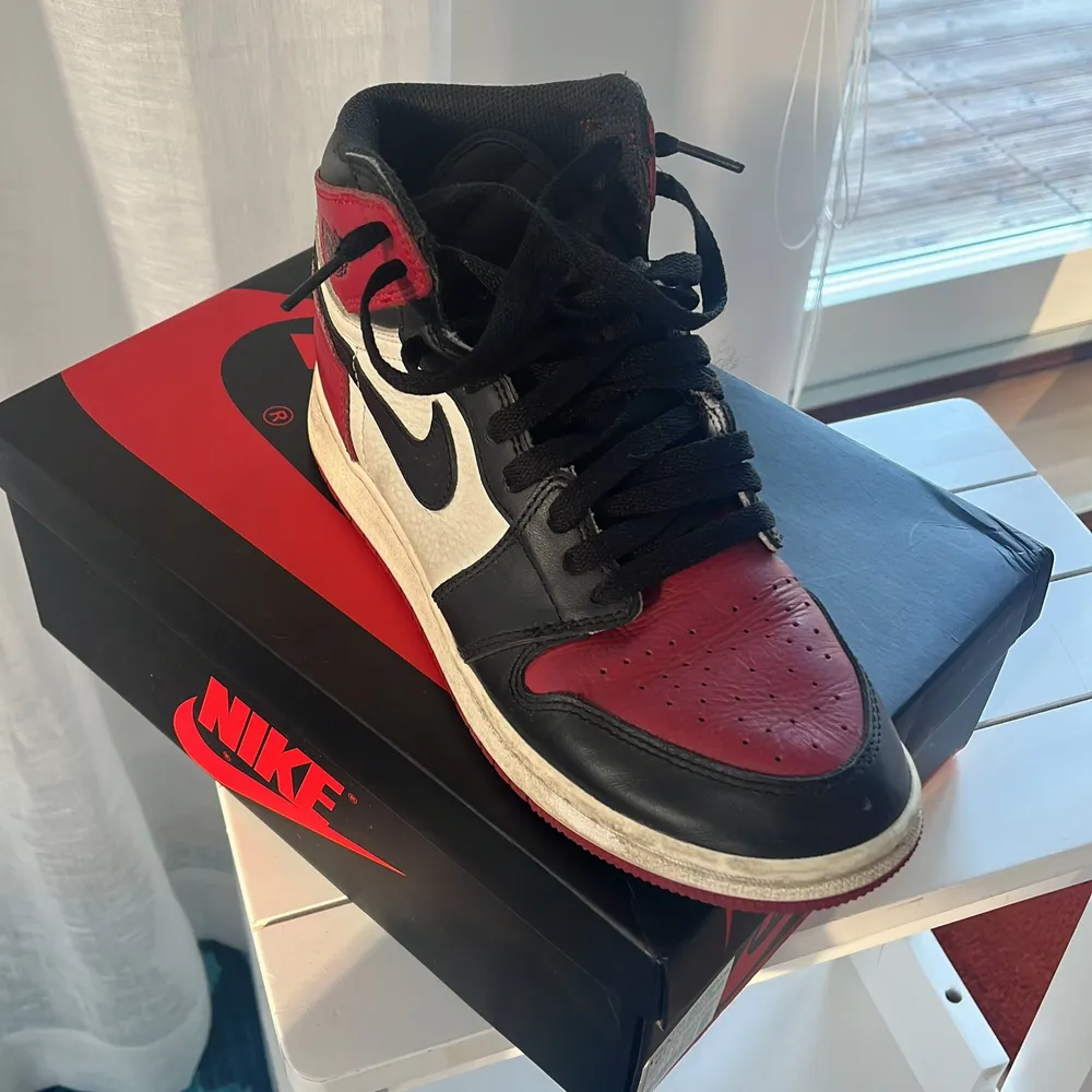 Jordan 1 bred toe köpta på sneakersnstuff på en raffle (tävling). Köpa samma dag som dem kom ut vilket är i februari 2018. Bred toe är ovanliga därav priset. Storlek 6.5 US GS med andra ord storlek 39. Passar både herr och dam. . Skor.