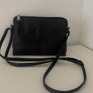 Basic vanlig svart axelremsväska från glitter - Denna väskan är använd ett par gånger. Eftersom att den bara ligger i garderoben har jag bestämt mig för o sälja den till någon som kmr ha mer användning av den. Har tagit väl hand om den så den är i god skick, hoppas ni är intresserade :) 