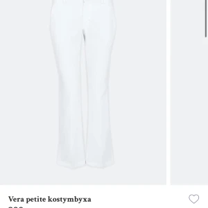 Vita kostymbyxor  - Oanvända byxor från bikbok, (ej petite storlek som de står på bilden men hittade inte dom ”vanliga”). 